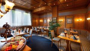 a dining room with tables and chairs in a restaurant at Hotel Fontana in Bad Kissingen