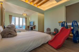 a bedroom with a bed with a teddy bear and a slide at Sea Dragonfly in Yanliau