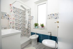 シラクーサにあるMaison Ortigiaの白いトイレと洗面台のあるバスルーム +37枚の写真