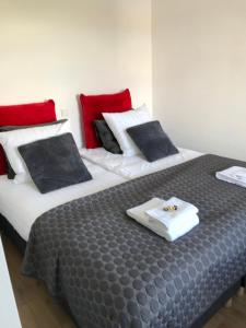1 dormitorio con 2 camas grandes y toallas. en cafe 't Vonderke en Eindhoven