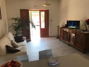 En TV eller et underholdningssystem på Villa Ester