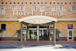 znak tamlin przed budynkiem w obiekcie Hotel Traíña w mieście San Pedro del Pinatar