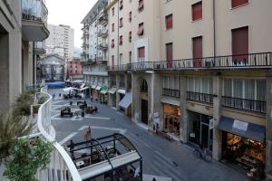 widok na ulicę miejską z budynkami w obiekcie Galleria 38 w mieście La Spezia