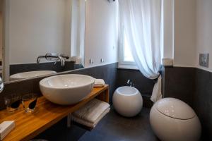 W łazience znajduje się duża, biała umywalka i lustro. w obiekcie Galleria 38 w mieście La Spezia +37 zdjęć