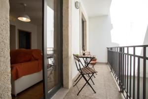 ポルトにあるLivingPorto Apartments by Porto City Hostsのバルコニー(ソファ、テーブル付)が備わる客室です。
