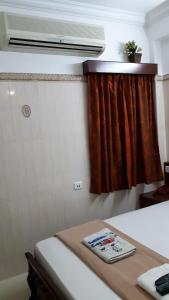 Postel nebo postele na pokoji v ubytování Grand View Residency Chennai