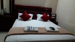 Postel nebo postele na pokoji v ubytování Grand View Residency Chennai