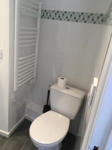 Ένα μπάνιο στο Votre mini maison en plein cœur du centre ville -terrasse - et parking privé sur place clos - draps et ménage inclus