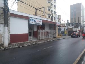 uma rua com um sinal para um endereço hoteleiro local em Hotel Ideal Taubaté em Taubaté