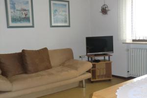 a living room with a couch and a flat screen tv at Ferienwohnung Werner mit Terrasse in Haundorf
