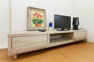 En tv och/eller ett underhållningssystem på Haneda Lex House