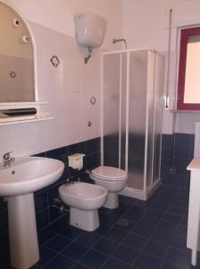 ポリコーロにあるCasa Vacanze Afroditeのバスルーム(トイレ、洗面台、シャワー付)