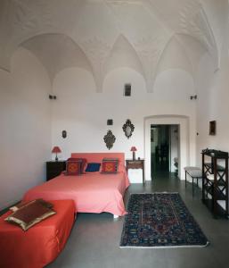 una camera con letto rosa e tappeto di Pietra Rosa a Tramonti