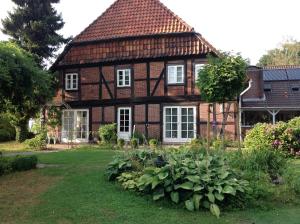 une maison avec un jardin en face dans l'établissement Separate Gästewohnung, à Plockhorst