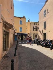 un groupe de personnes marchant dans une rue dans l'établissement Appartement trois pièces Saint Tropez, à Saint-Tropez