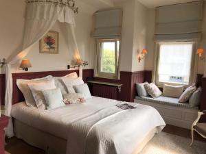um quarto com uma cama grande e 2 janelas em Bed & Breakfast Het Zilte Zand - Westende - Middelkerke - De Kust em Middelkerke