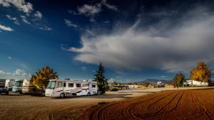una caravana estacionada en un estacionamiento en un campo en Blue Mountain RV Park en Blanding