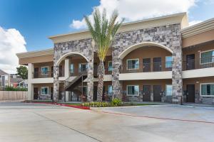 un bâtiment avec un palmier en face dans l'établissement Econo Lodge Inn & Suites Houston NW-Cy-Fair, à Houston