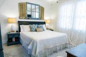 Ένα ή περισσότερα κρεβάτια σε δωμάτιο στο Blue Heron B&B