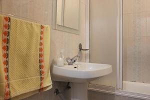 Un baño con lavabo blanco y ducha. en Pastorinhos de Fátima, en Fátima 29 fotos más