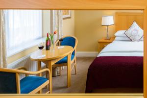 Tempat tidur dalam kamar di Dingle Bay Hotel