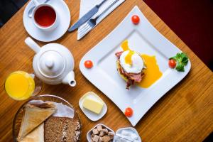 Makanan di atau di tempat lain dekat hotel
