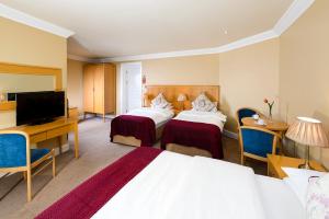 Tempat tidur dalam kamar di Dingle Bay Hotel