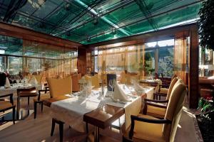 Restoran atau tempat lain untuk makan di Grand Hotel Donat Superior & Wellness Center