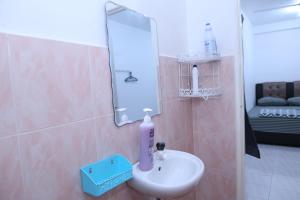 a bathroom with a sink and a mirror on the wall at Green Dream Homestay 4 Bilik & Ruang Tamu Aircond 3 Bilik Air Wifi Kota Bharu in Kota Bharu +58 photos