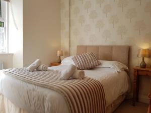 a bedroom with a bed with two teddy bears on it at Brigham Farm Apartments in Keswick