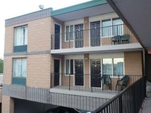 A balcony or terrace at Victoria Motor Inn