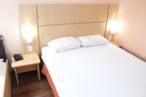 
A bed or beds in a room at ibis Feira de Santana
