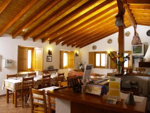 Nave Redonda do Cerro – Countryside & Nature tesisinde bir restoran veya yemek mekanı