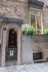 a building with a door and a window and potted plants at Palazziello Nanninella in Naples