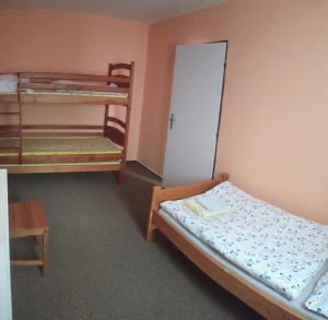 Posteľ alebo postele v izbe v ubytovaní Lucky apartmán