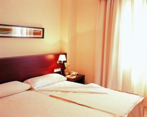 Łóżko lub łóżka w pokoju w obiekcie Hotel Traíña