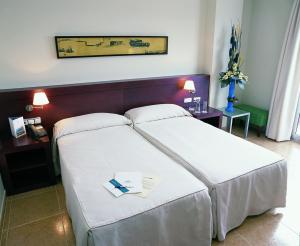 Łóżko lub łóżka w pokoju w obiekcie Hotel Traíña