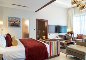 Postel nebo postele na pokoji v ubytování The Envoy Hotel Abuja