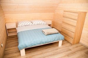 Ένα ή περισσότερα κρεβάτια σε δωμάτιο στο Morskie Opowieści