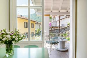 a balcony with a table and a vase of flowers at Residenza La Zagara in Cannero Riviera