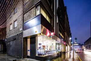 een gebouw in een stadsstraat 's nachts bij Mercure Glasgow City Hotel in Glasgow