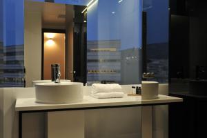baño con lavabo blanco y ventana en B4B Athens 365, en Atenas
