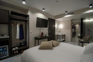 1 dormitorio con cama blanca y baño en B4B Athens 365, en Atenas