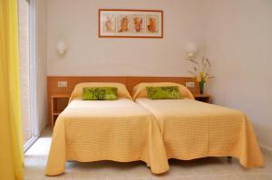 Posteľ alebo postele v izbe v ubytovaní Apartaments Costa d'Or + 37 fotografií