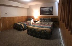 Una cama o camas en una habitación de Boulder Lodge