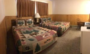 Een bed of bedden in een kamer bij Boulder Lodge