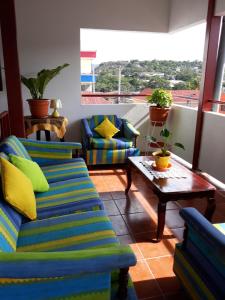 salon z 2 kanapami i stołem w obiekcie Casa Brenes w mieście Matagalpa