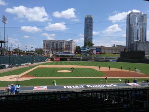 ein Baseballfeld mit Leuten, die ein Baseballspiel spielen in der Unterkunft Baymont by Wyndham Charlotte-Airport Coliseum in Charlotte