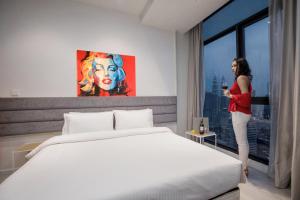Postel nebo postele na pokoji v ubytování Expressionz Suites By iHost Global