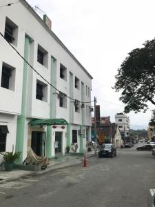 瓜拉江沙Hotel Seri Kangsar KK Hotel的街道边的白色绿色建筑